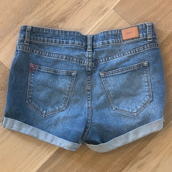 Urban Outfitters ~ BDG ~ Mid Rise Alexa Pocket Shortie Denim Shorts Size 29 - Picture 4 of 12